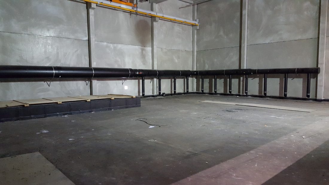 Industrieel afzuigings- en ventilatieleidingsysteem langs de wand