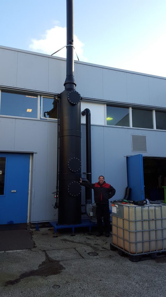 Verticale gaswasser op locatie gemonteerd door Kesta