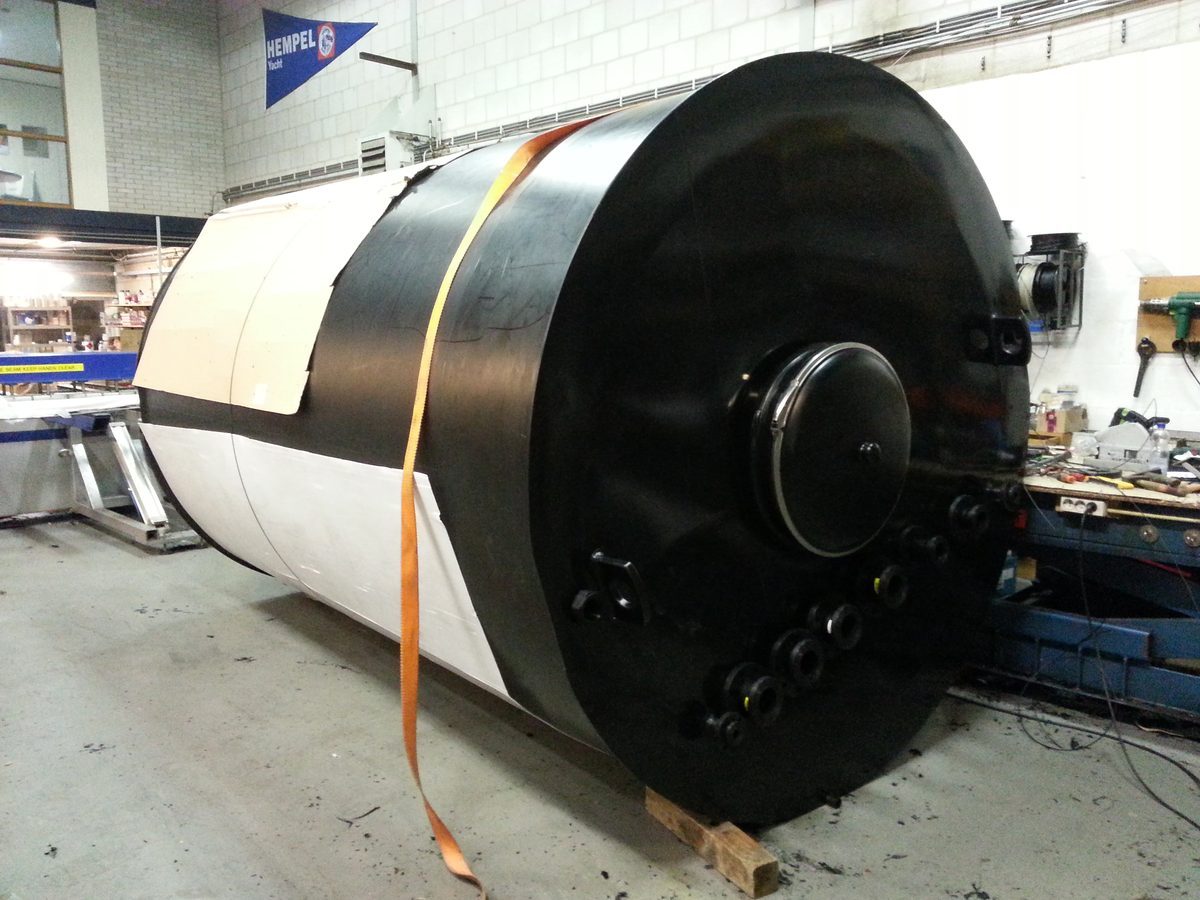 Grote cilindrische kunststof opslagtank in werkplaats