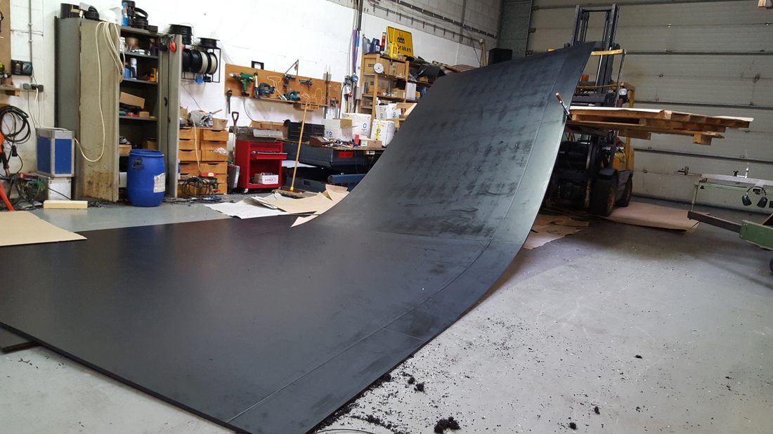 Zware HDPE plaat op CNC lasbank in werkplaats Kesta