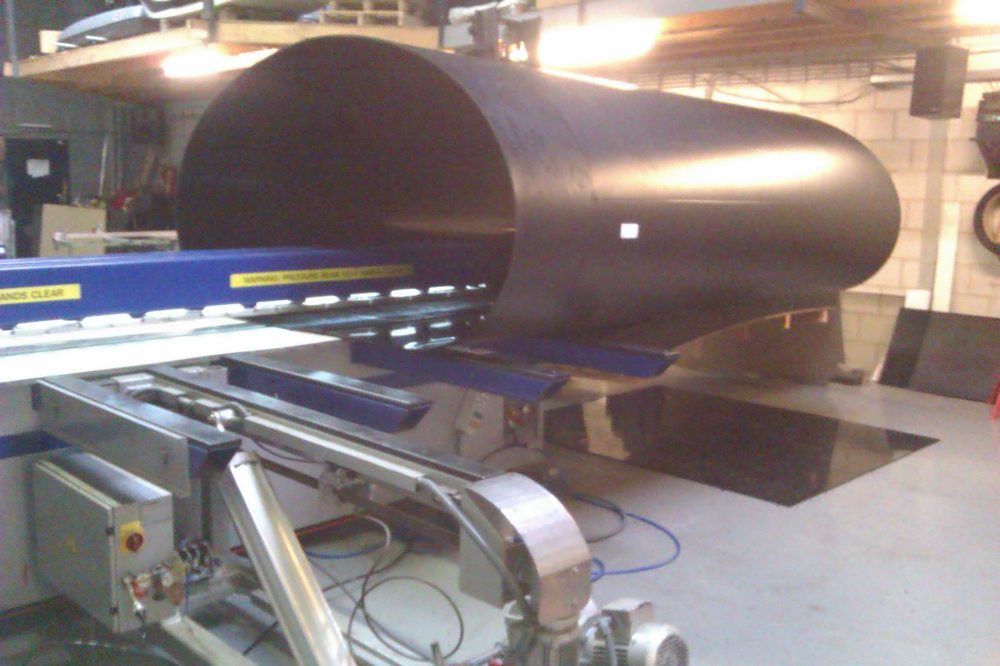 Kunststof cilinder gewalst en gelast op 4 meter lasbank