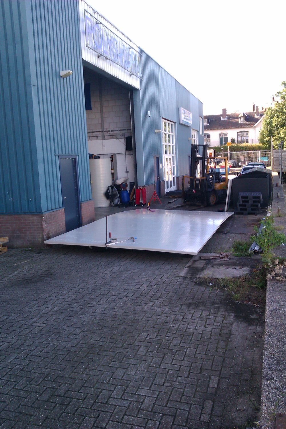 Grootformaat kunststof plaat gereed voor assemblage